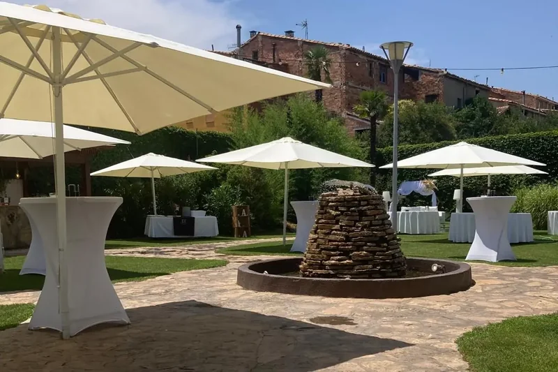 El jardín montado para el cóctel, luz de tarde