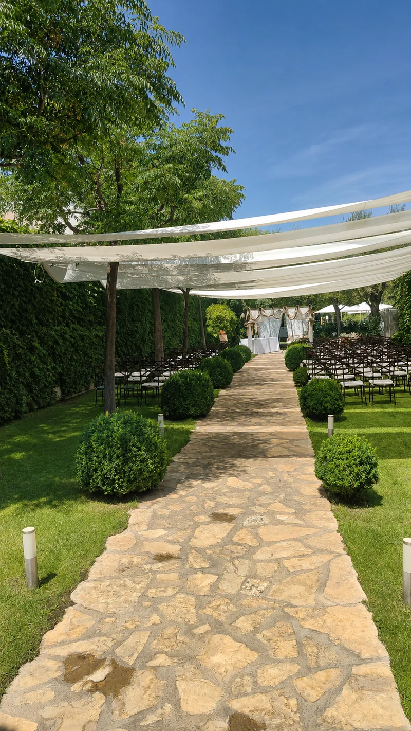 Camino de piedra y montaje de ceremonia entre los jardines