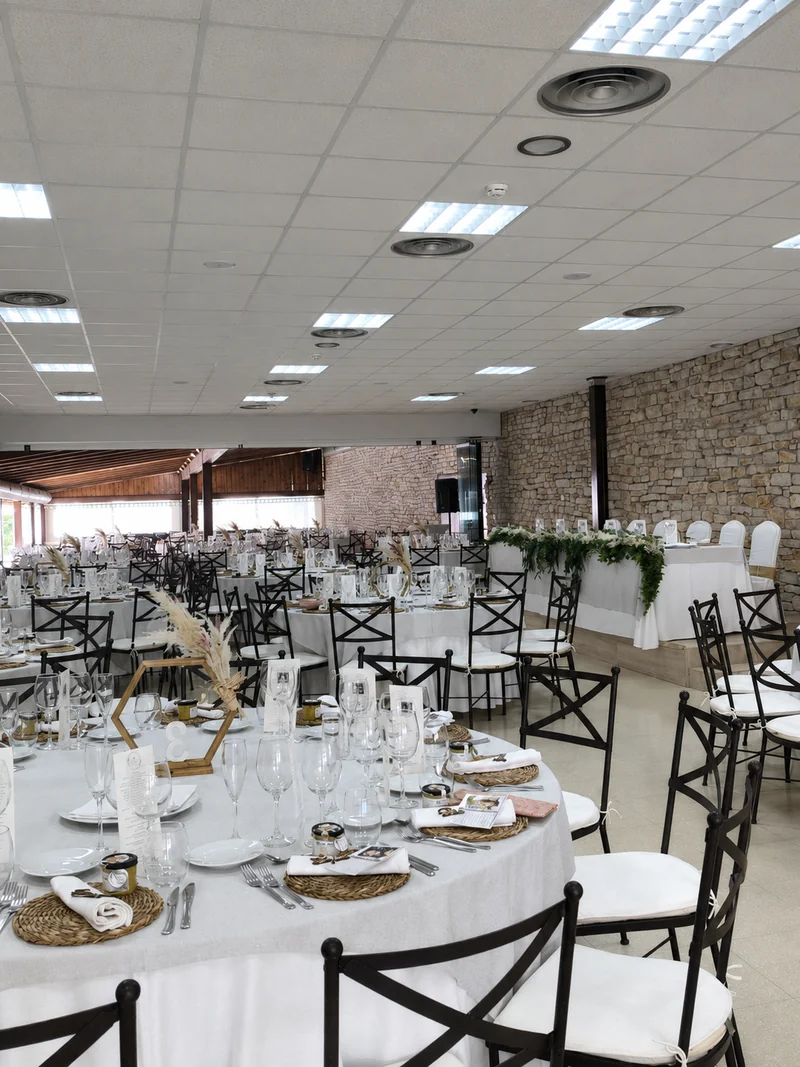 Montaje de ceremonia en el jardín, sillas dispuestas