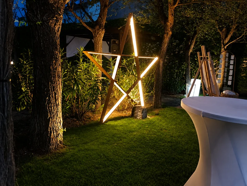 Jardín de noche con iluminación de fiesta en Finca El Tajar