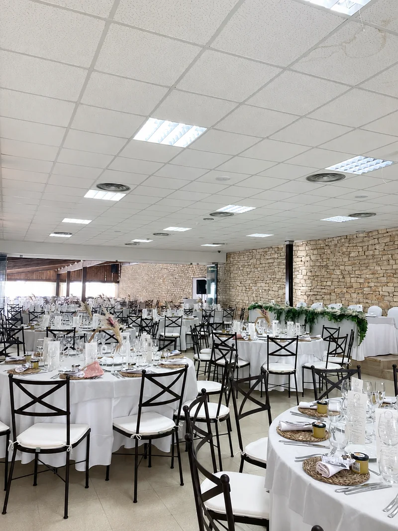 Mesa larga montada en el jardín para una comida familiar, mediodía