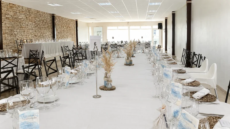 Mesa imperial preparada en el salón de Finca El Tajar