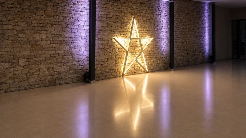 Sala de fiesta iluminada con una estrella en Finca El Tajar