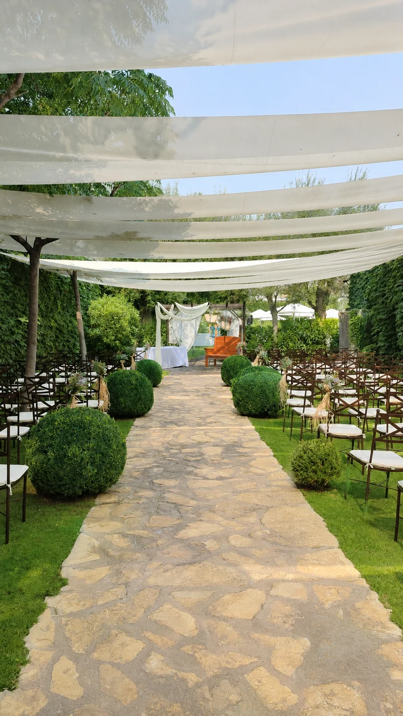 Pasillo de ceremonia civil preparado en el jardín de Finca El Tajar