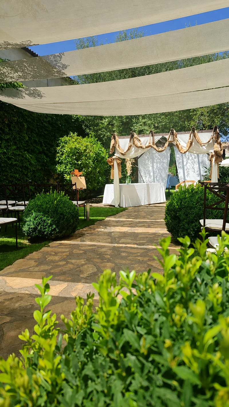 Ceremonia civil preparada con el altar al fondo