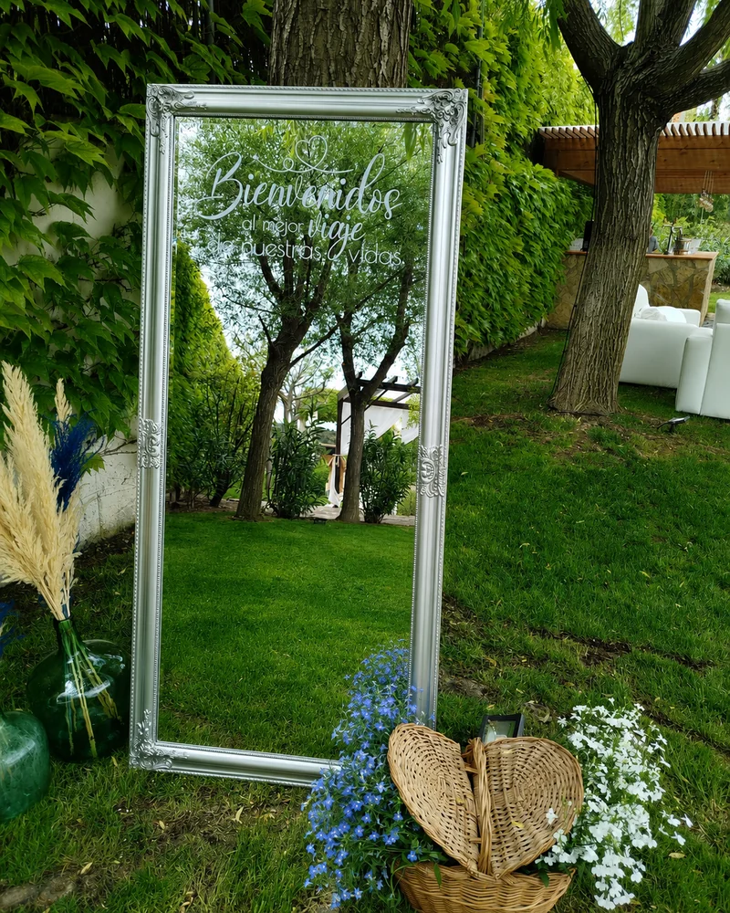Salón vacío y montado para 300, luz de tarde entrando de lado