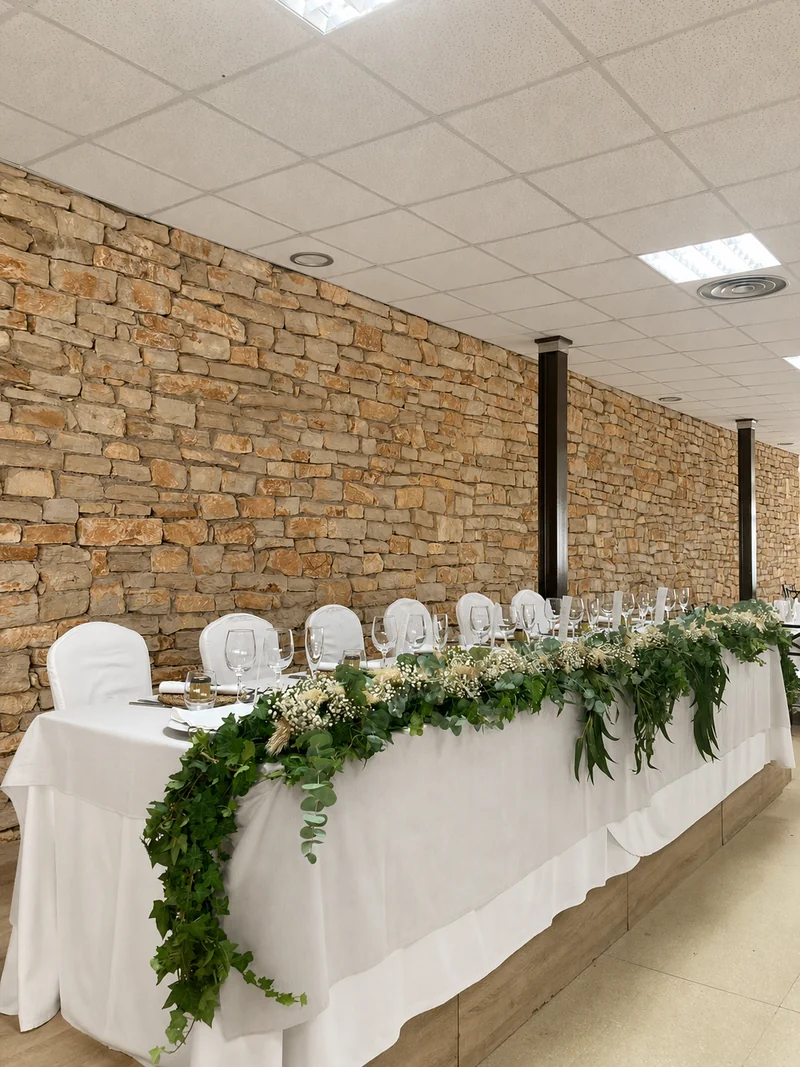Mesa presidencial con guirnalda y flores