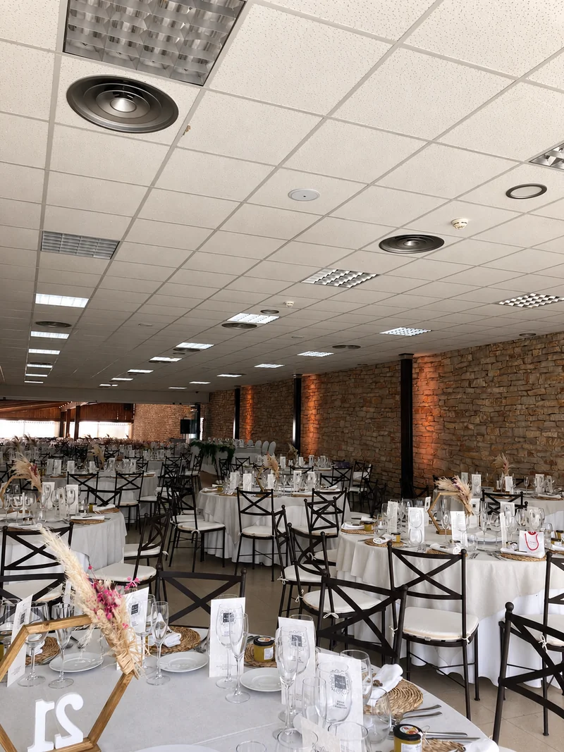 Una vista del salón con las mesas distribuidas.