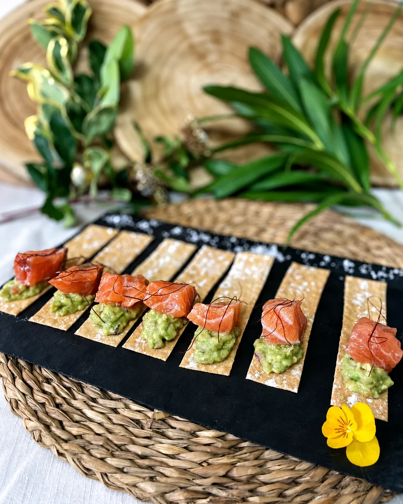 Tostas de salmón preparadas para el aperitivo