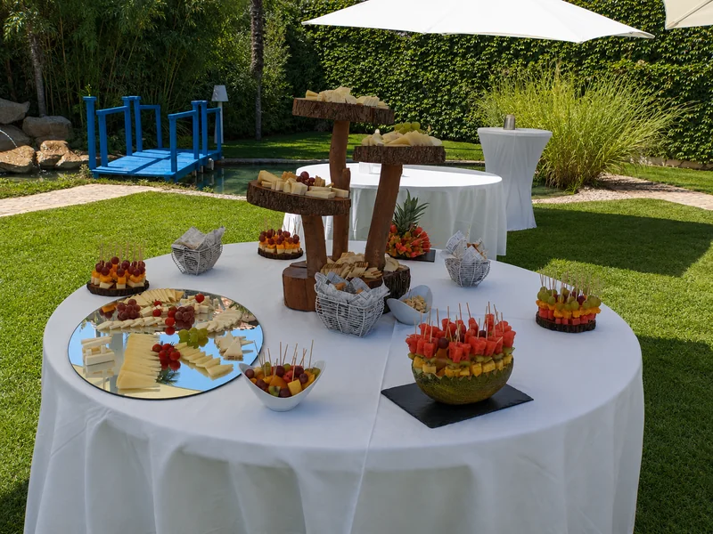 Mesa de aperitivo preparada en las zonas ajardinadas