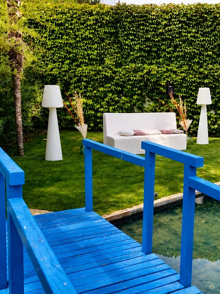 Zona chill out junto al estanque de Finca El Tajar