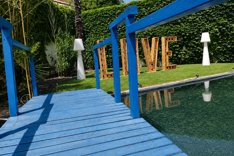 Ceremonia civil montada en el jardín, sillas puestas, luz de tarde de septiembre