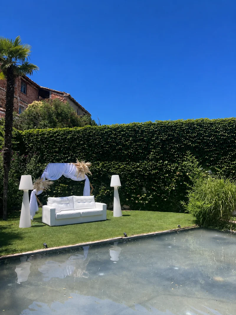 Salón de piedra montado para banquete, plano general con las mesas puestas