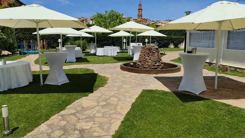 Aperitivo montado en el jardín de Finca El Tajar